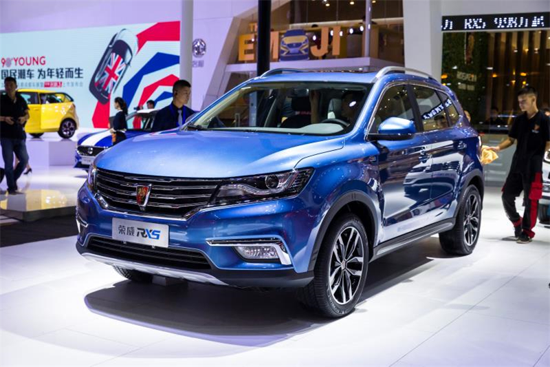 全新荣威950、荣威e950定义“高级轿车” 成都车展亮相售价16.88万起 互联网汽车上市一周年 系统升级带来颠覆式进化