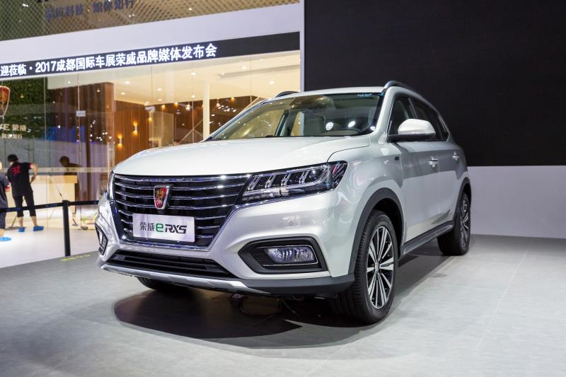 全新荣威950、荣威e950定义“高级轿车” 成都车展亮相售价16.88万起 互联网汽车上市一周年 系统升级带来颠覆式进化