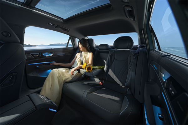 限时一口价15.99万元起！帕萨特380TSI家族越级上市